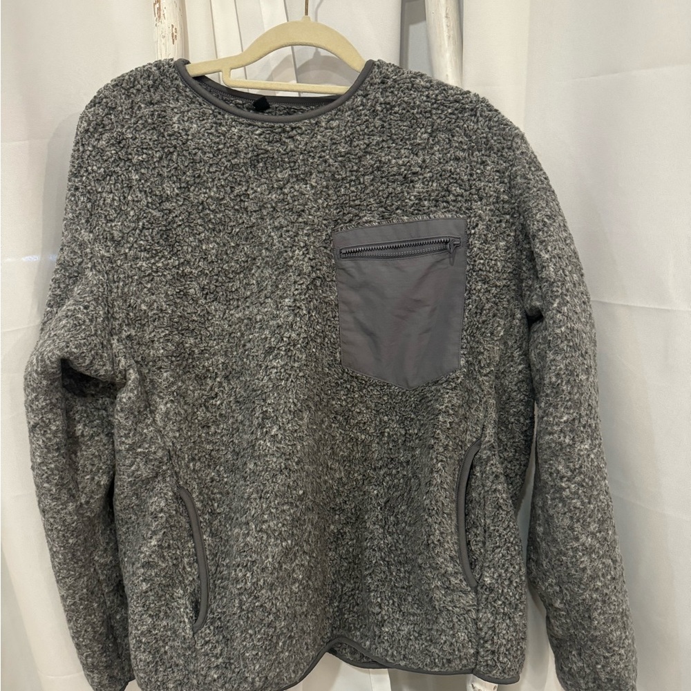 Uniqlo sweater - size M